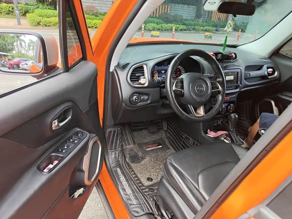Jeep Renegade — фото 17