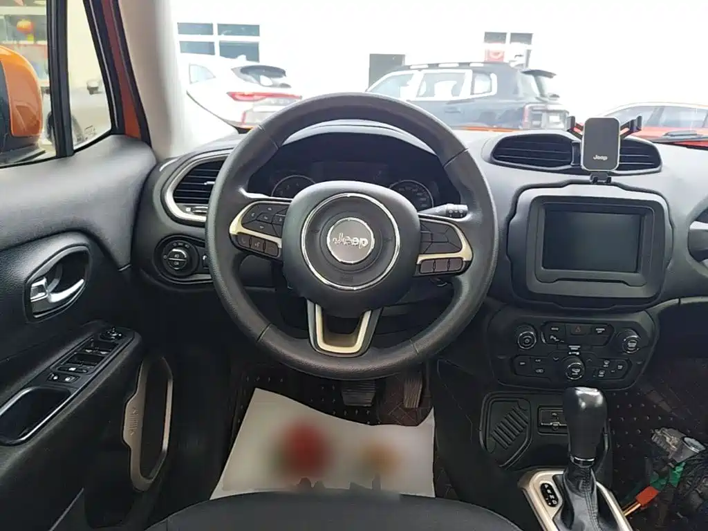 Jeep Renegade — фото 11