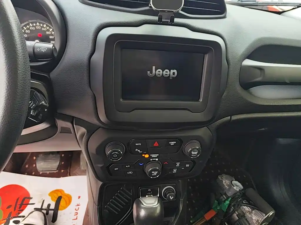 Jeep Renegade — фото 13
