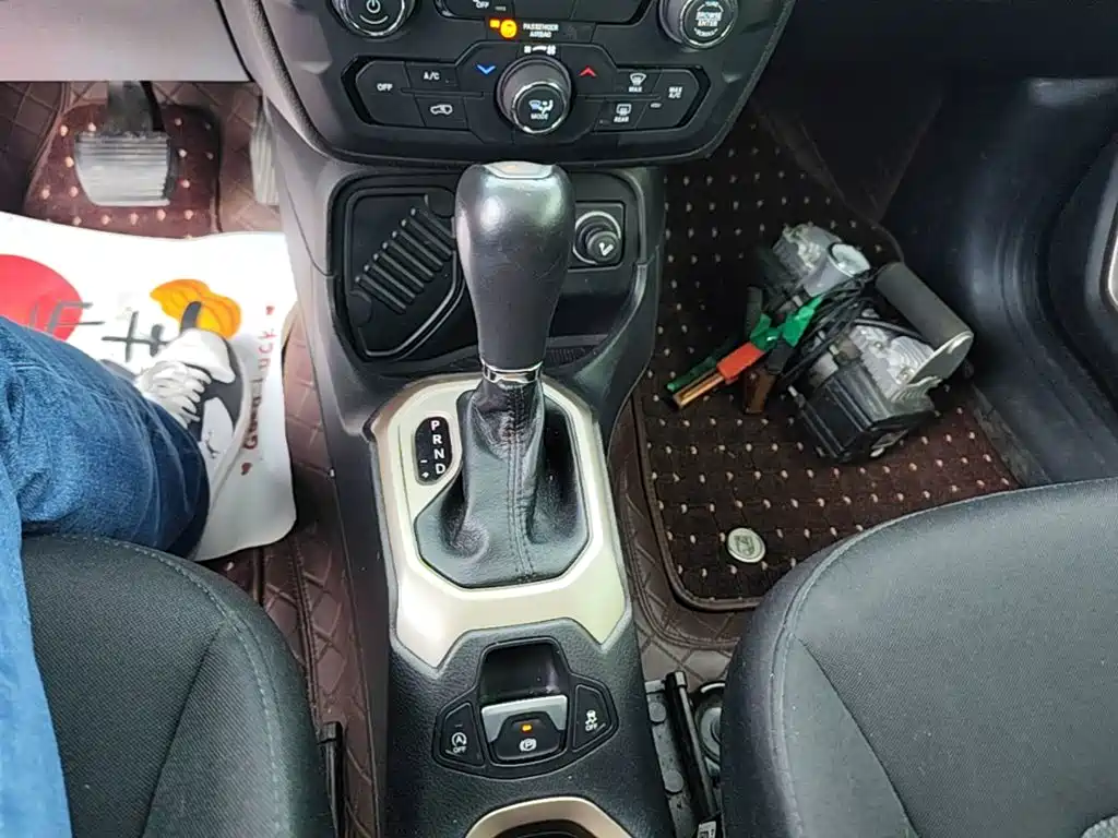 Jeep Renegade — фото 14