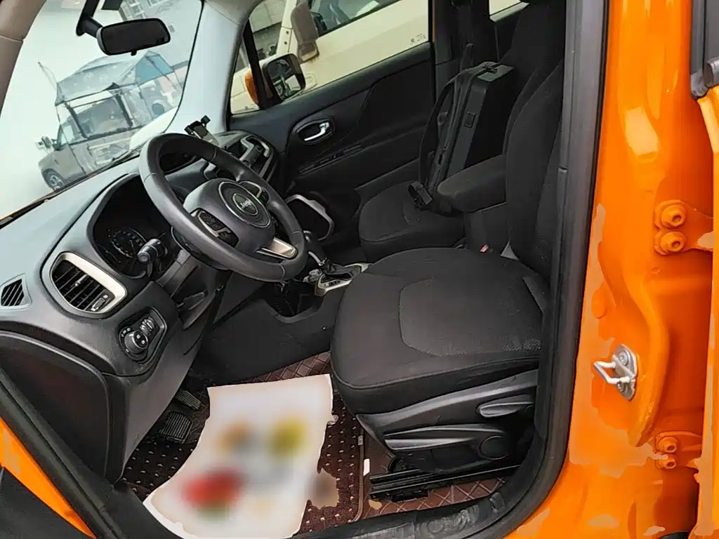 Jeep Renegade — фото 15