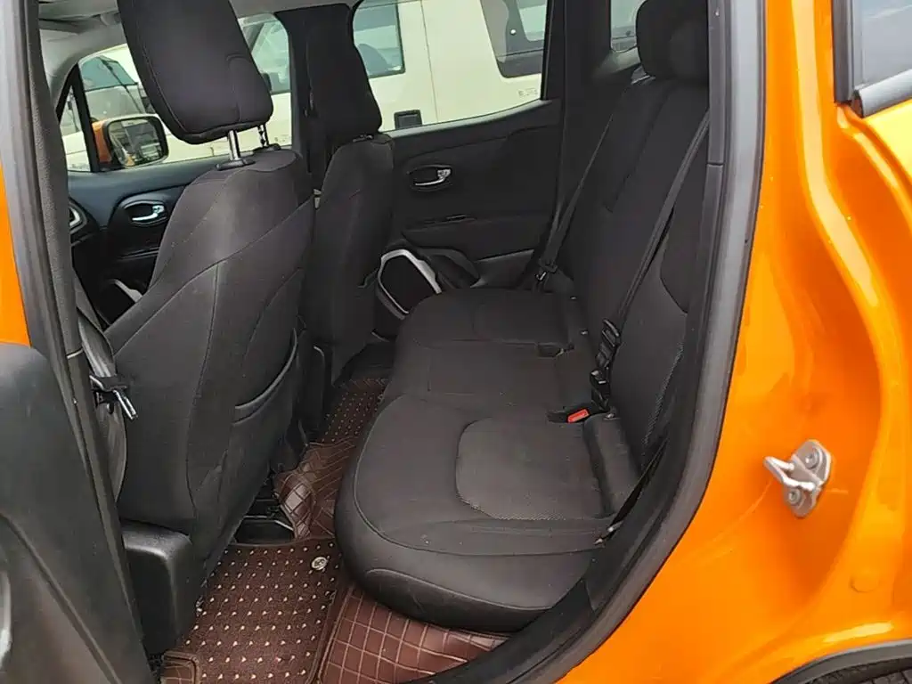 Jeep Renegade — фото 17