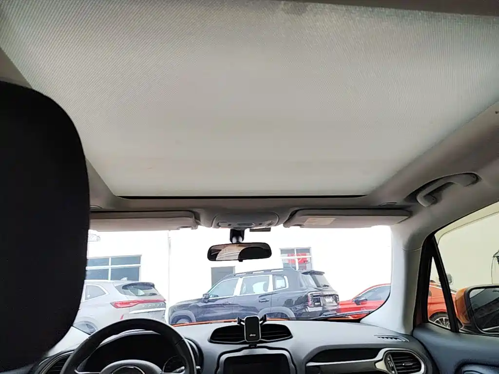 Jeep Renegade — фото 18