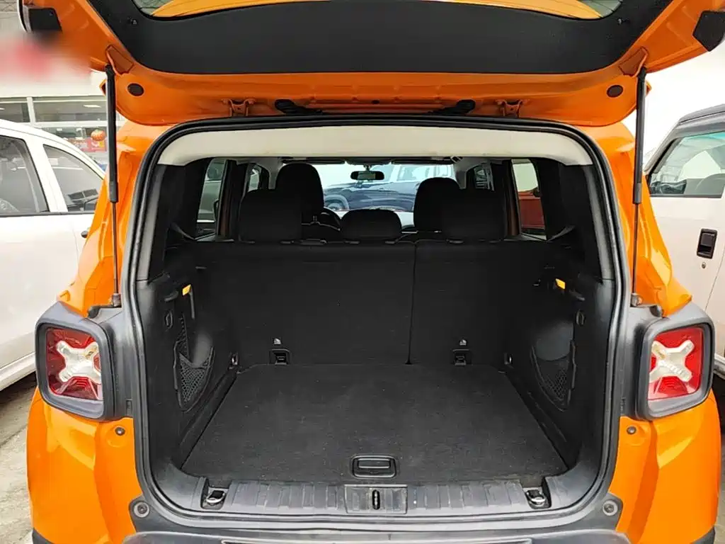 Jeep Renegade — фото 19