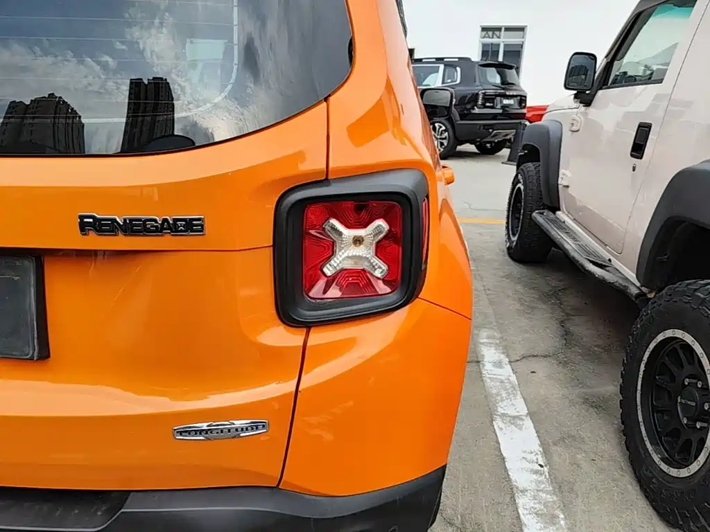 Jeep Renegade — фото 8