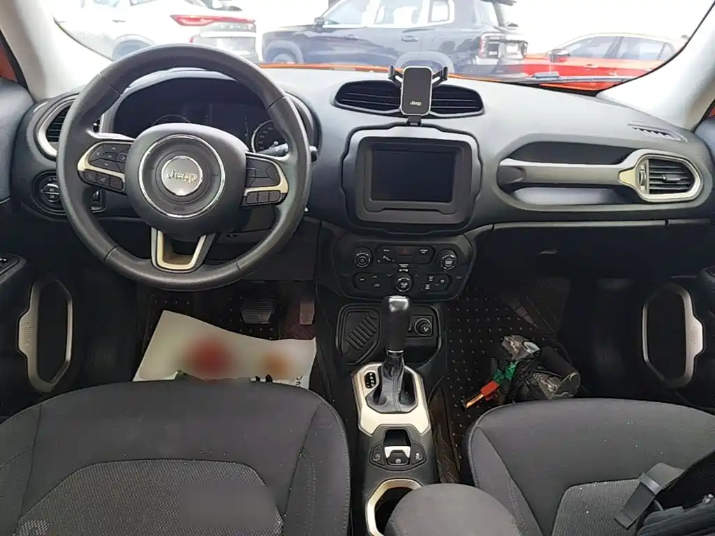Jeep Renegade — фото 10