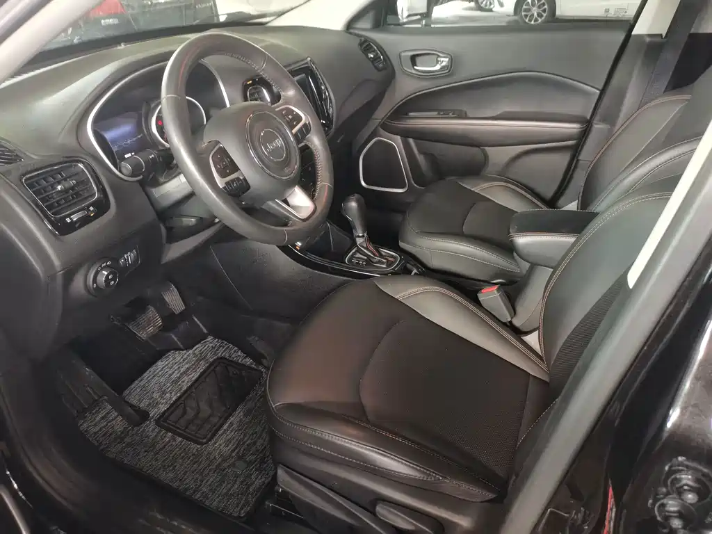 Jeep Compass — фото 4