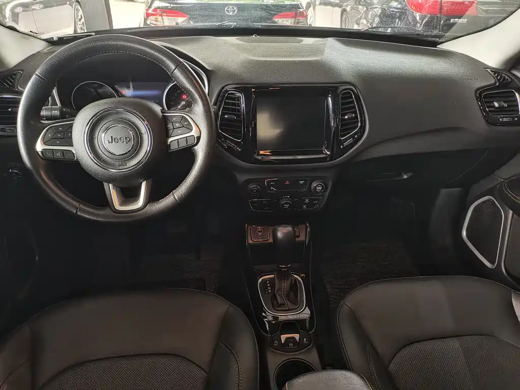 Jeep Compass — фото 7