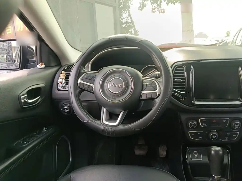 Jeep Compass — фото 11