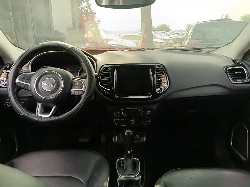 Jeep Compass — фото 10
