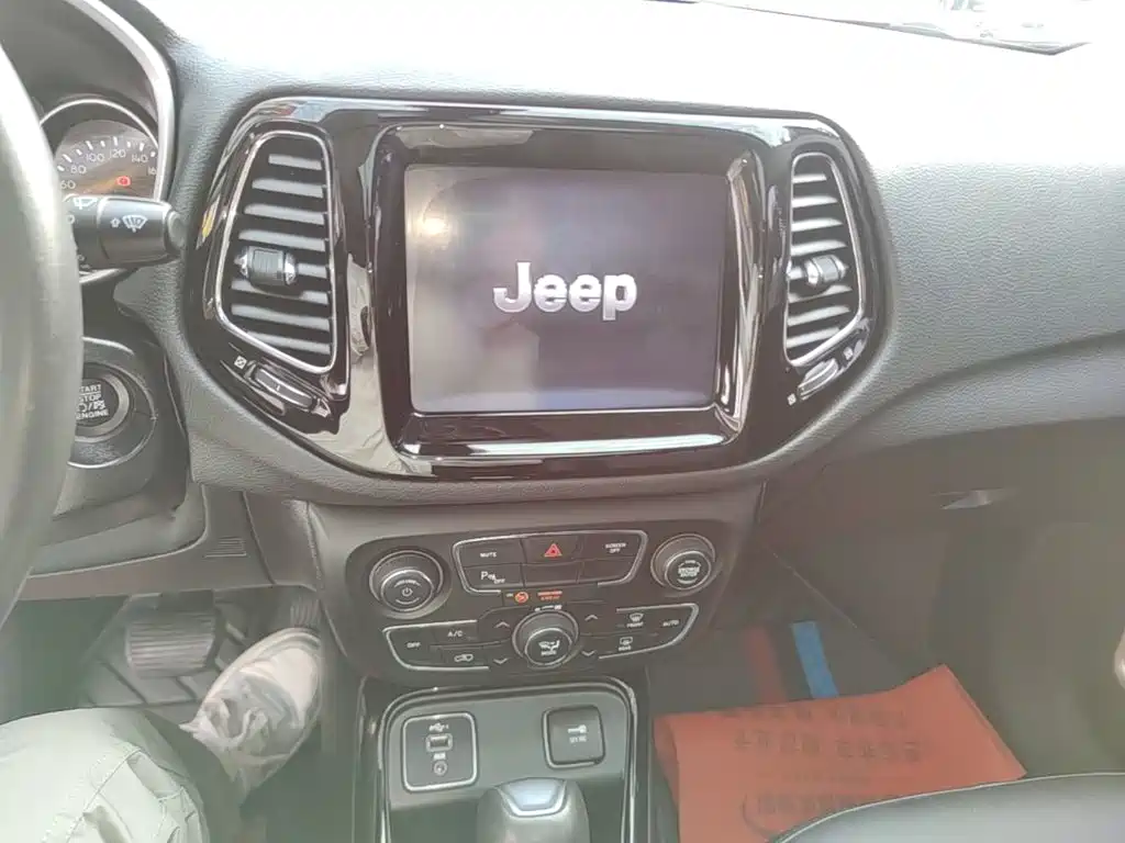 Jeep Compass — фото 13