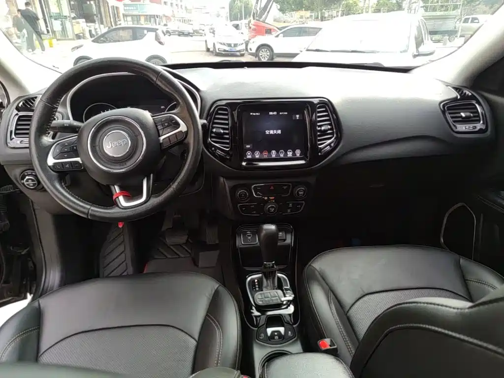 Jeep Compass — фото 10
