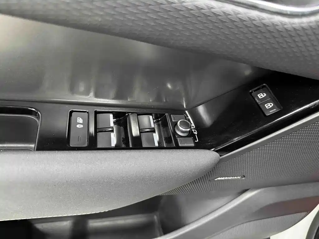 Land Rover Velar — фото 13