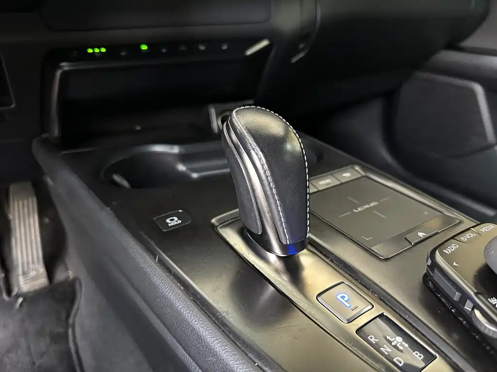 Lexus UX New Energy — фото 10