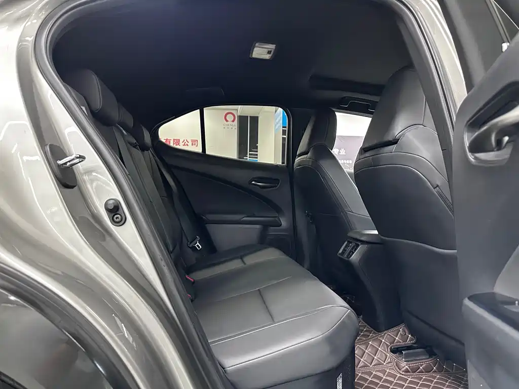 Lexus UX — фото 15