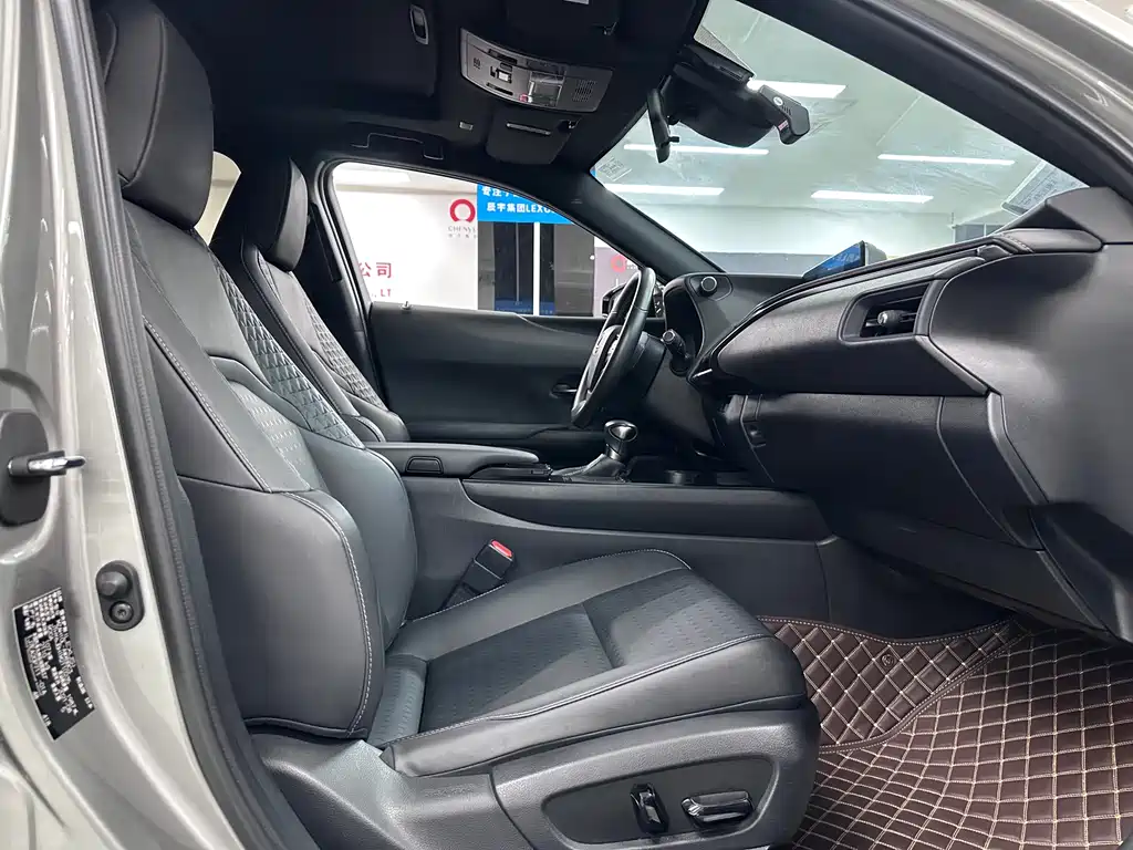 Lexus UX — фото 16