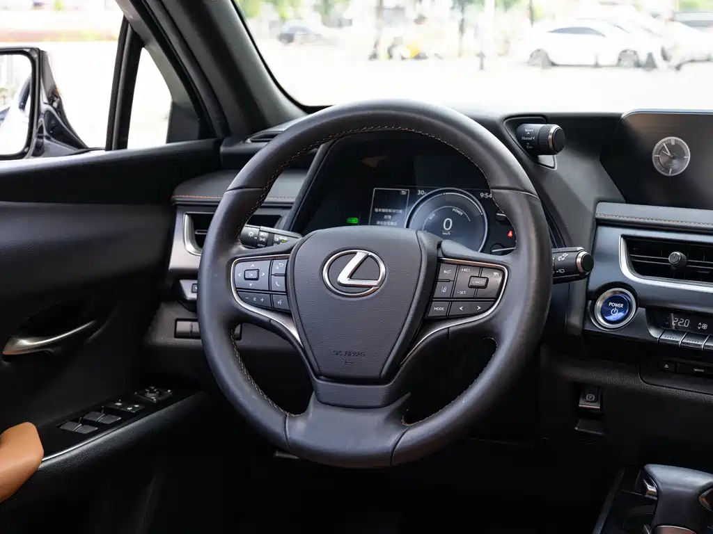 Lexus UX — фото 35