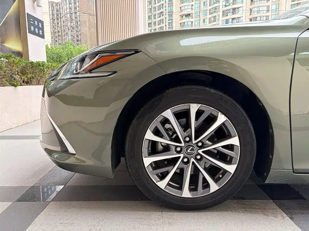 Lexus ES — фото 11