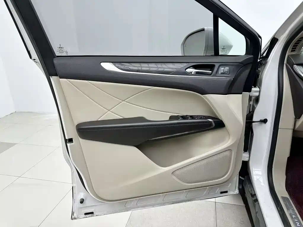 Lincoln MKC — фото 14