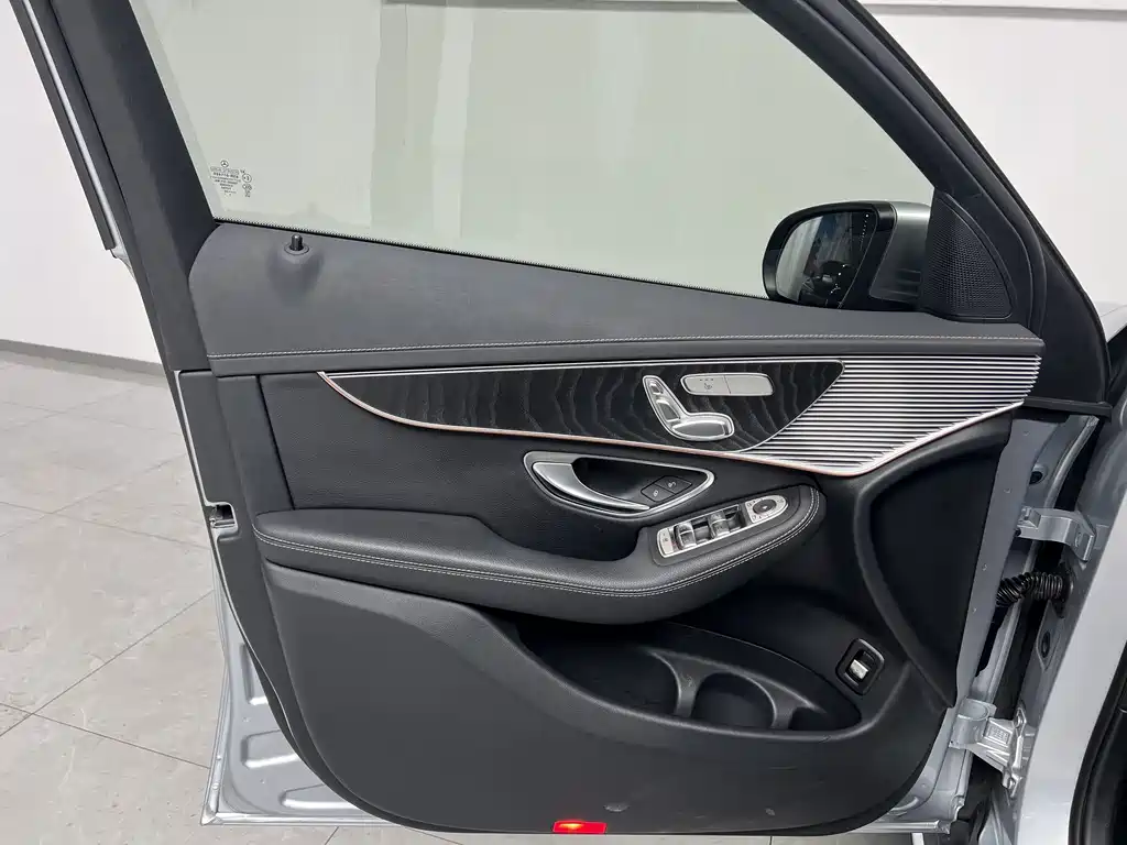 Mercedes-Benz EQC — фото 15