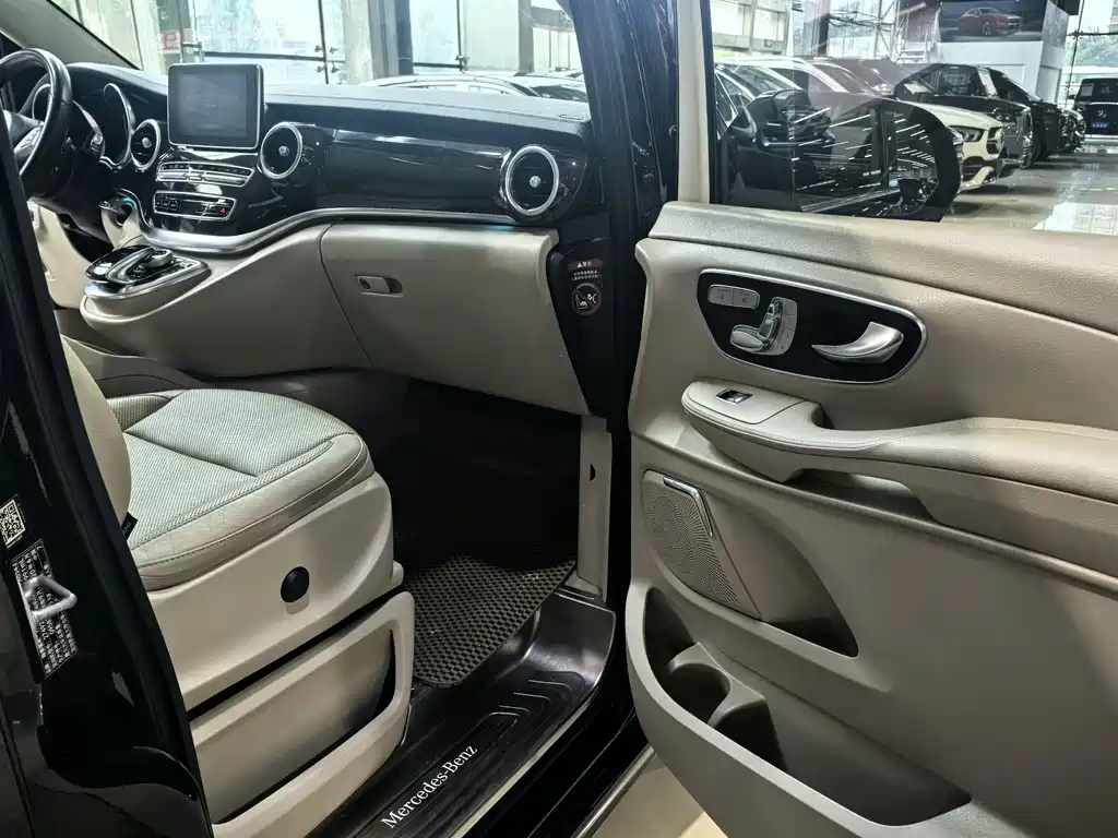 Mercedes-Benz V-Class — фото 10