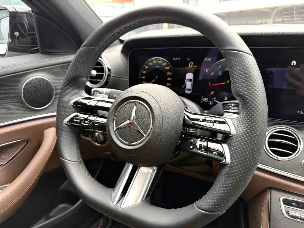 Mercedes-Benz E-Class — фото 4