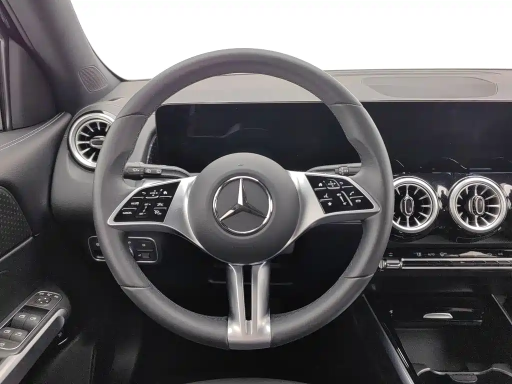 Mercedes-Benz GLB — фото 11