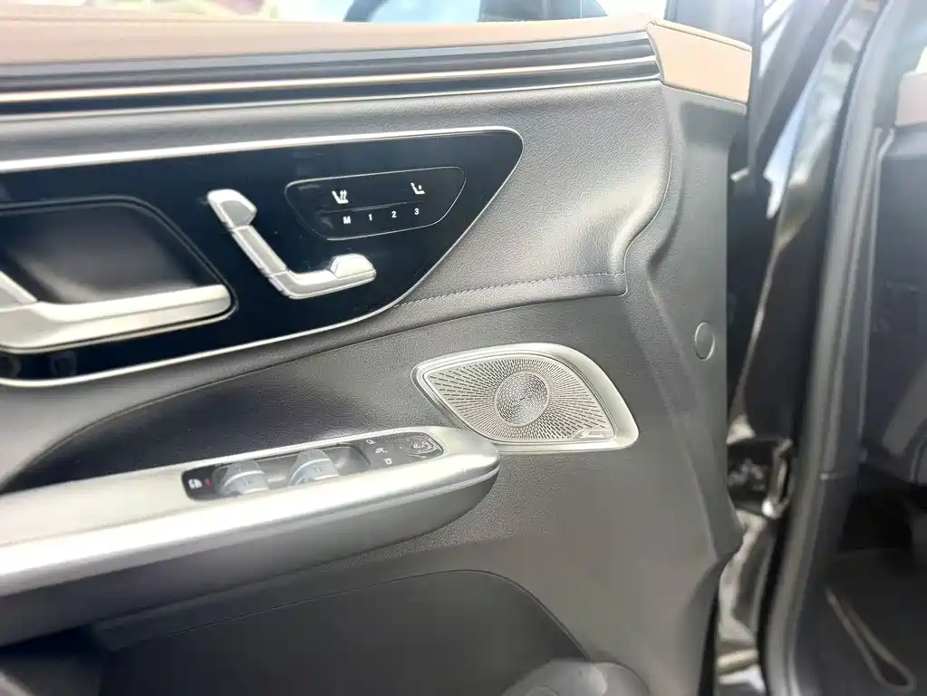 Mercedes-Benz EQE SUV — фото 10