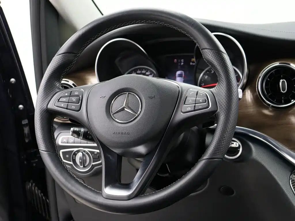 Mercedes-Benz V-Class — фото 17