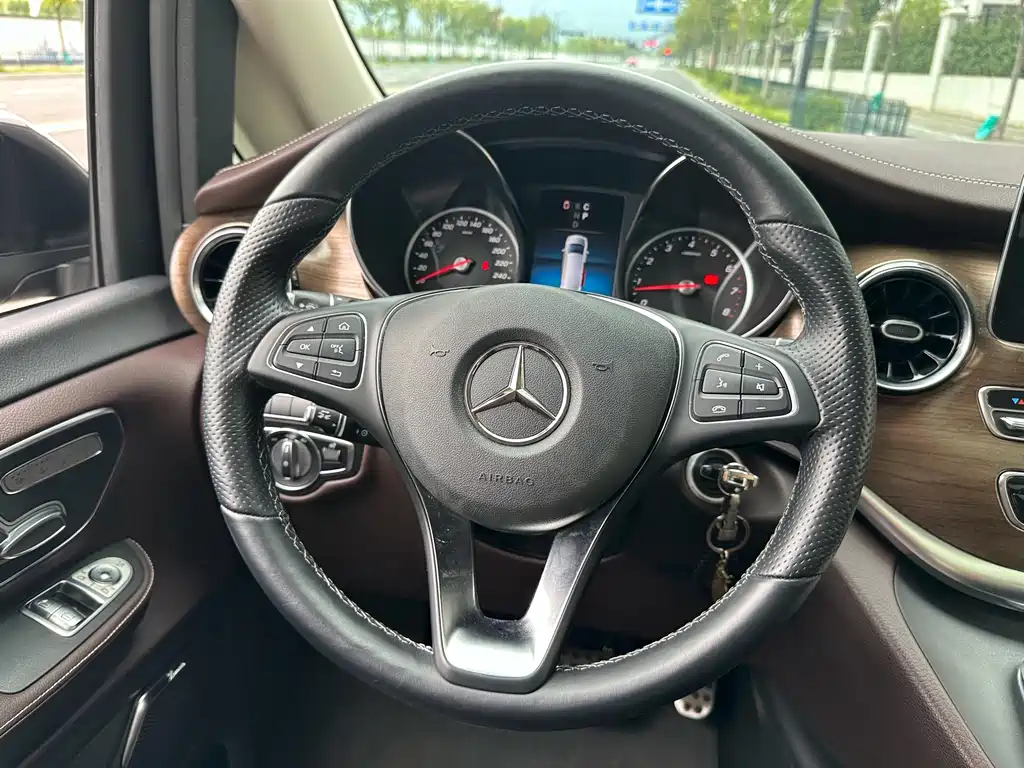 Mercedes-Benz V-Class — фото 14