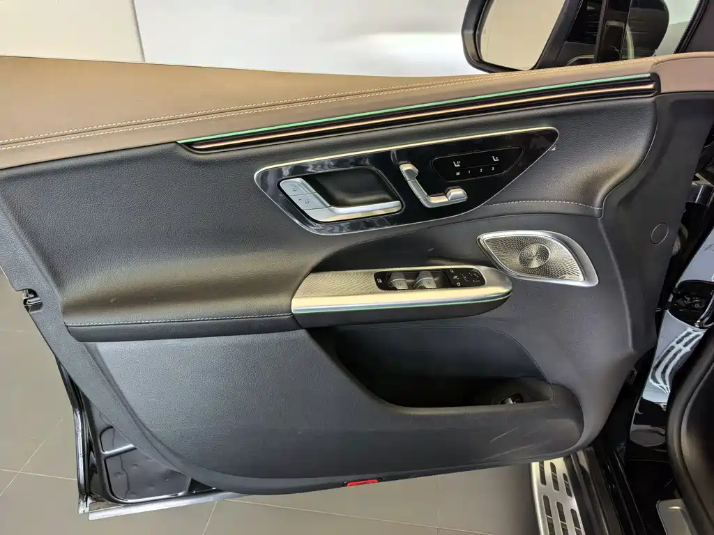 Mercedes-Benz EQE SUV — фото 7