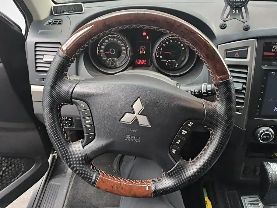 Mitsubishi Pajero (Import) — фото 15