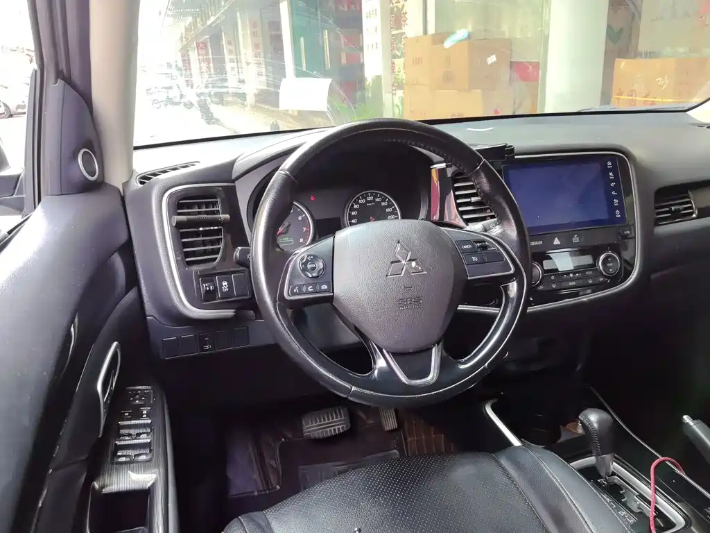 Mitsubishi Outlander — фото 11