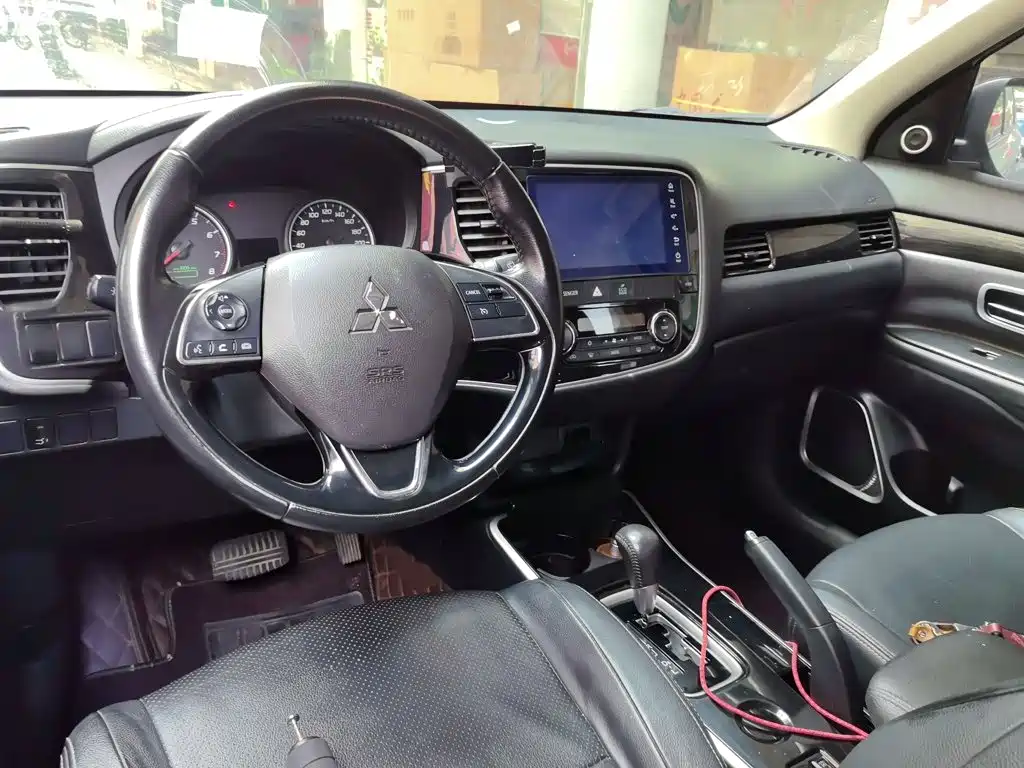 Mitsubishi Outlander — фото 10