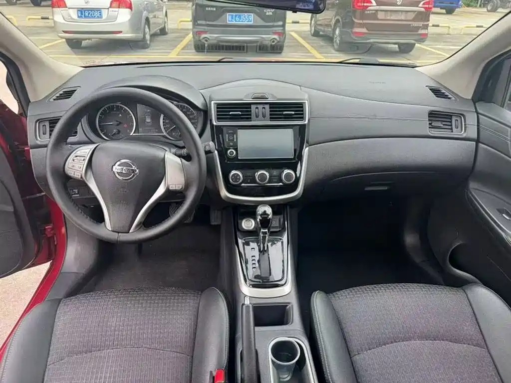 Nissan Tiida — фото 9