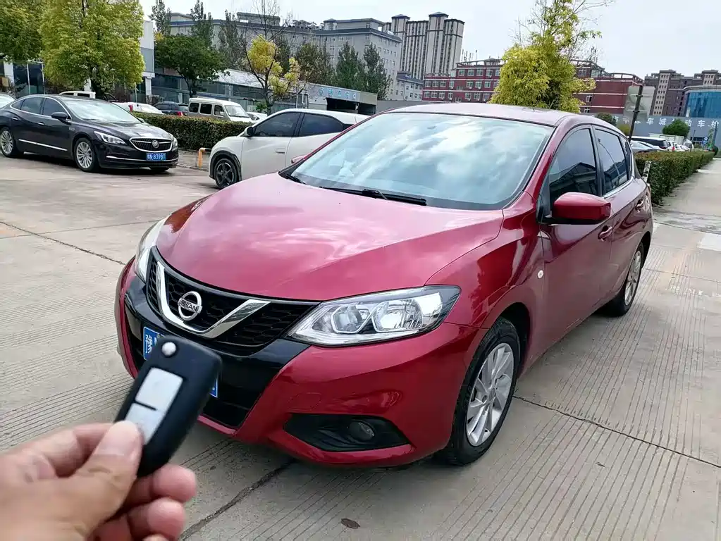 Nissan Tiida — фото 1