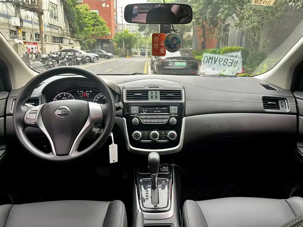 Nissan Tiida — фото 4