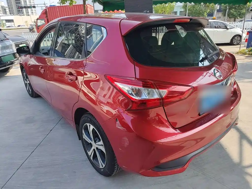Nissan Tiida — фото 5
