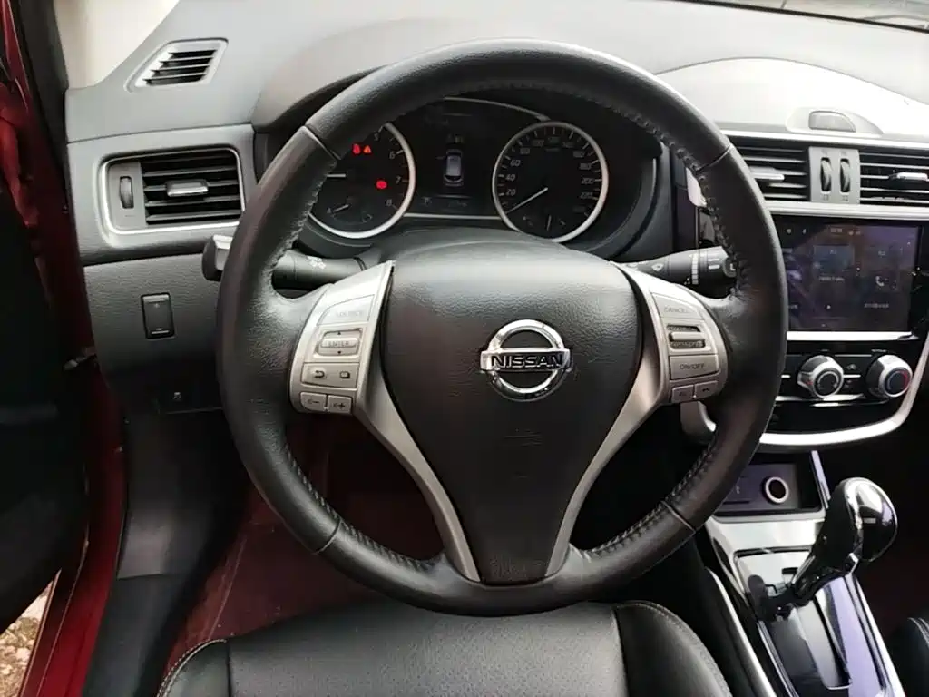 Nissan Tiida — фото 11