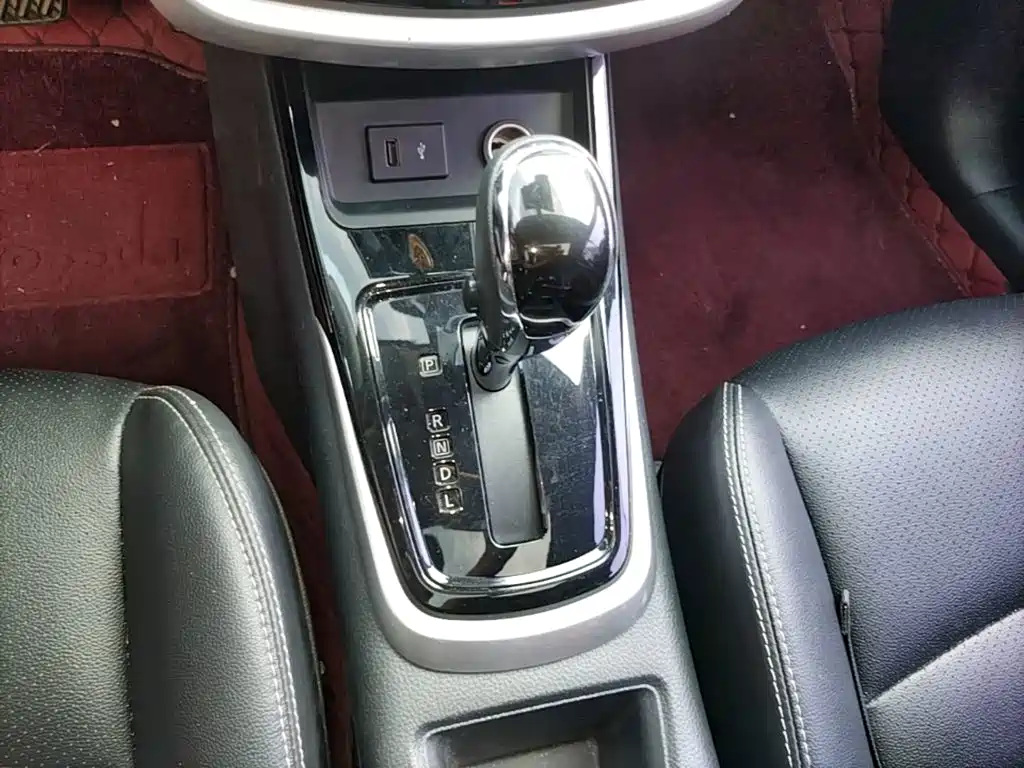 Nissan Tiida — фото 14