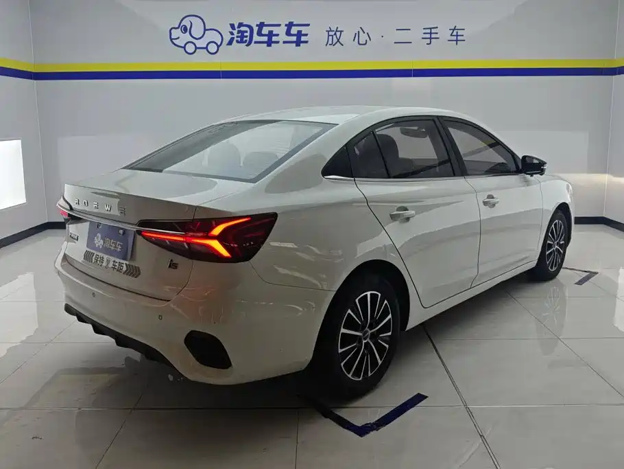 Roewe i5 — фото 3