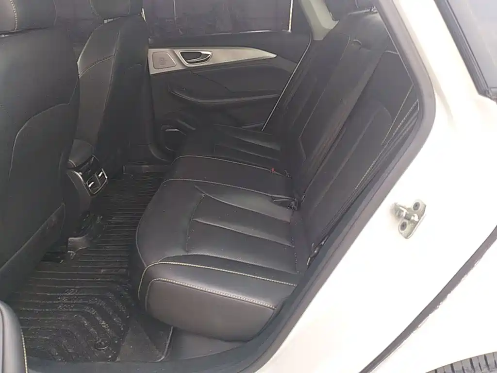 Roewe i6 MAX New Energy — фото 17
