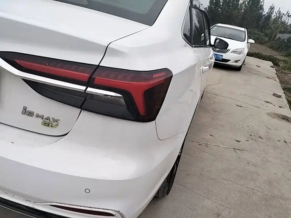 Roewe i6 MAX New Energy — фото 8