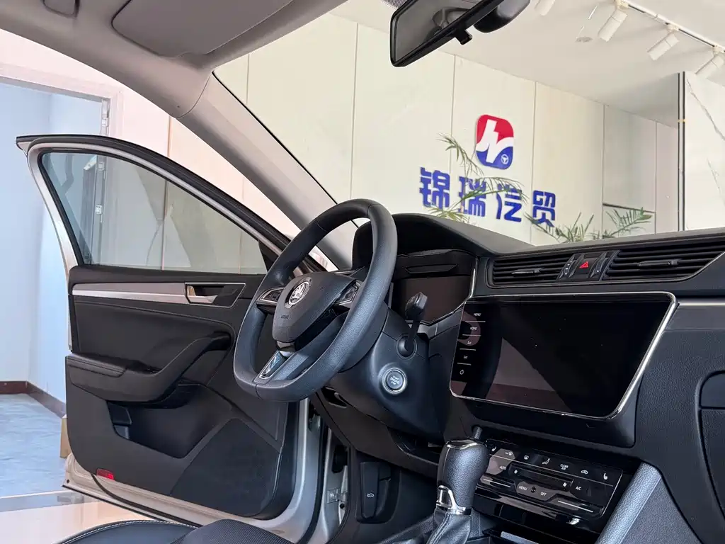 Skoda Superb — фото 19