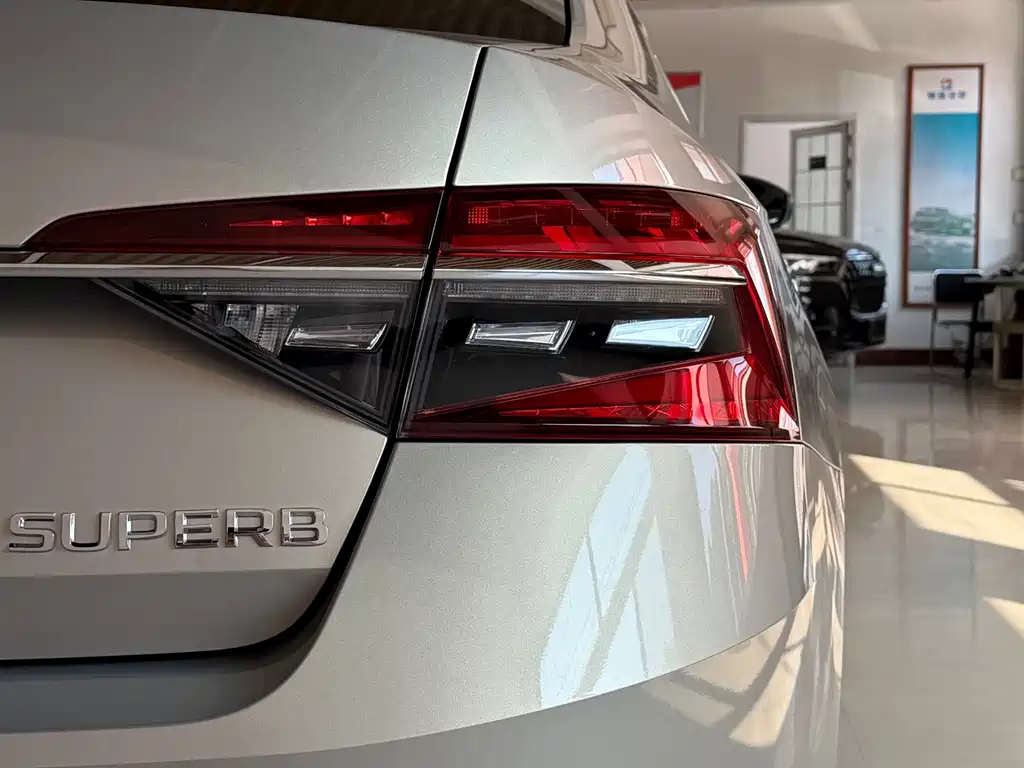 Skoda Superb — фото 9