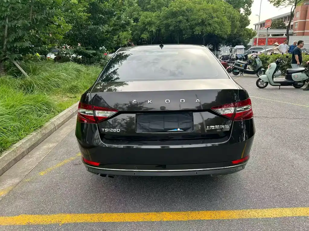Skoda Superb — фото 5