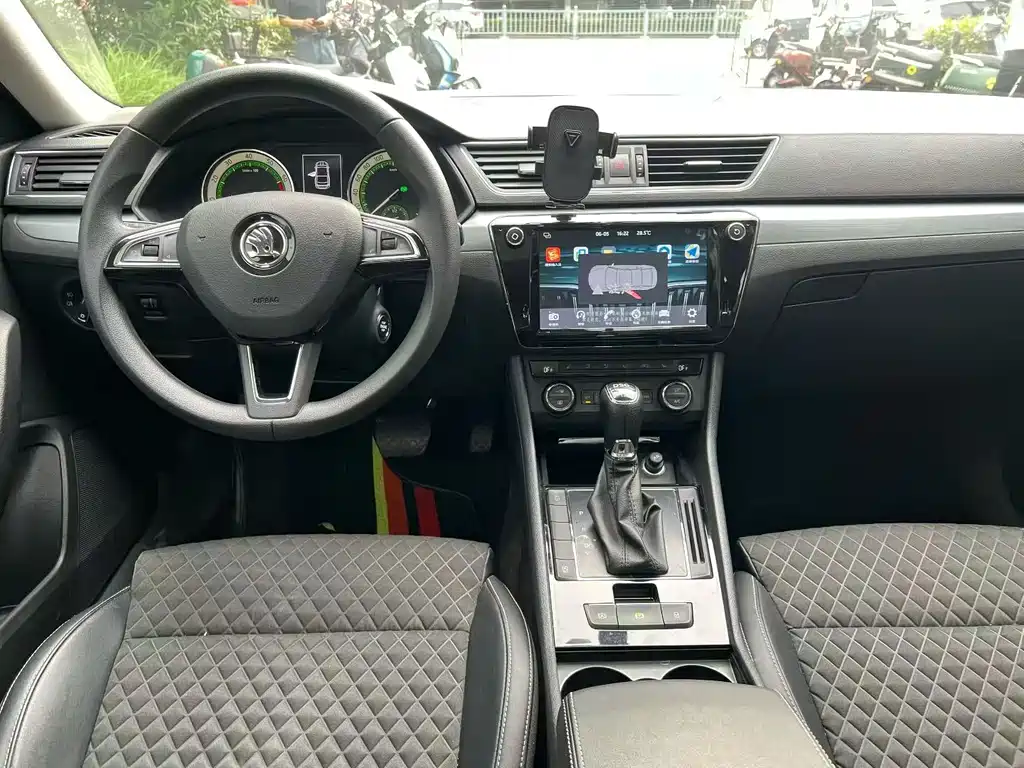 Skoda Superb — фото 8