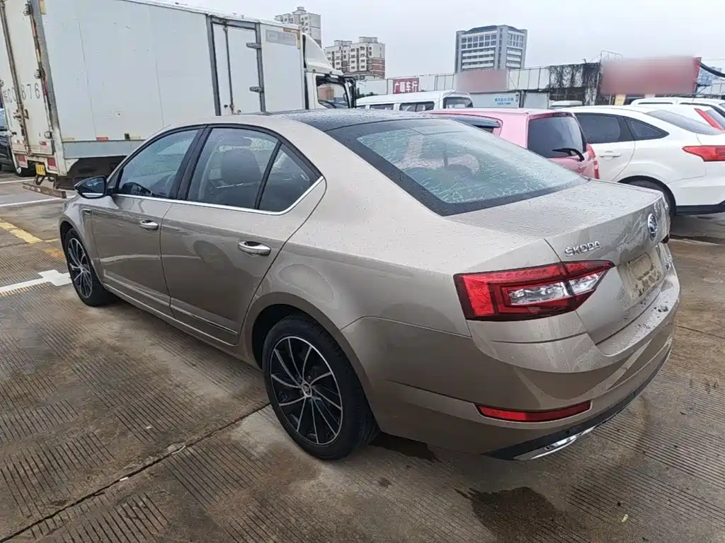 Skoda Octavia — фото 5