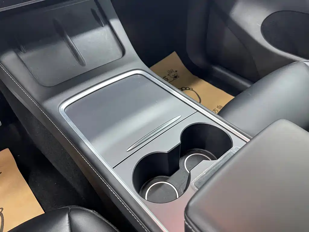 Tesla Model Y — фото 18