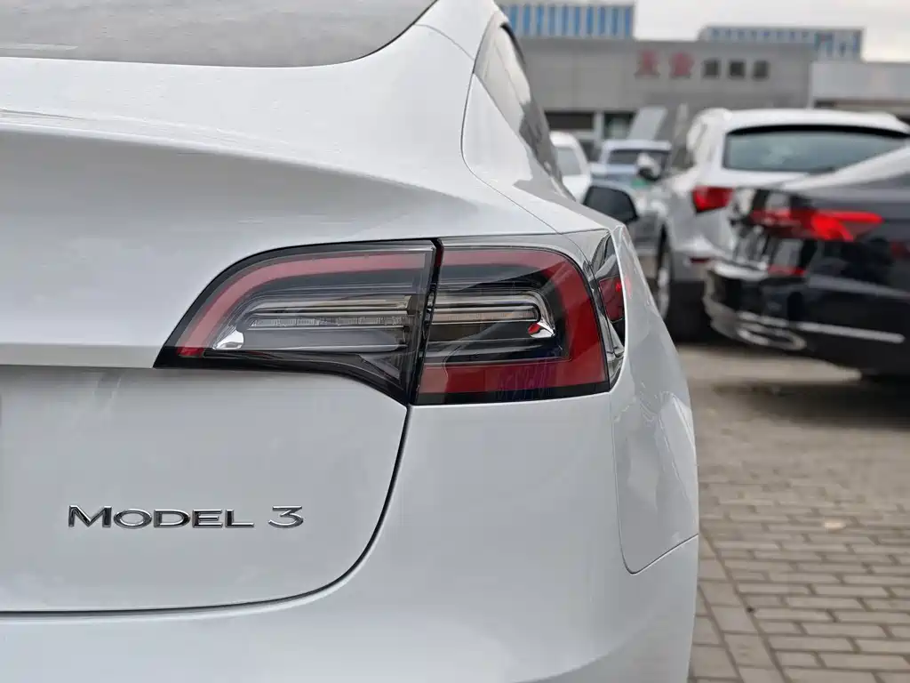 Tesla Model 3 — фото 10